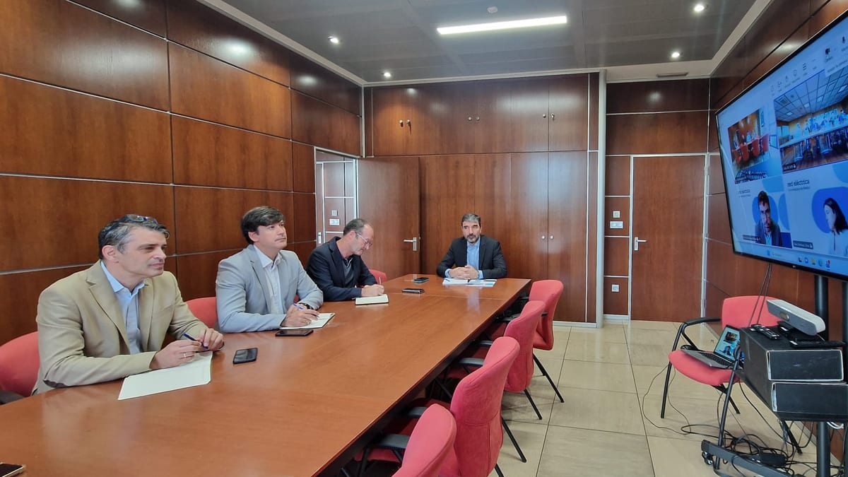 Reunión de videoconferencia del Gobierno de Asturias sobre planificación eléctrica con participantes en sala de conferencias