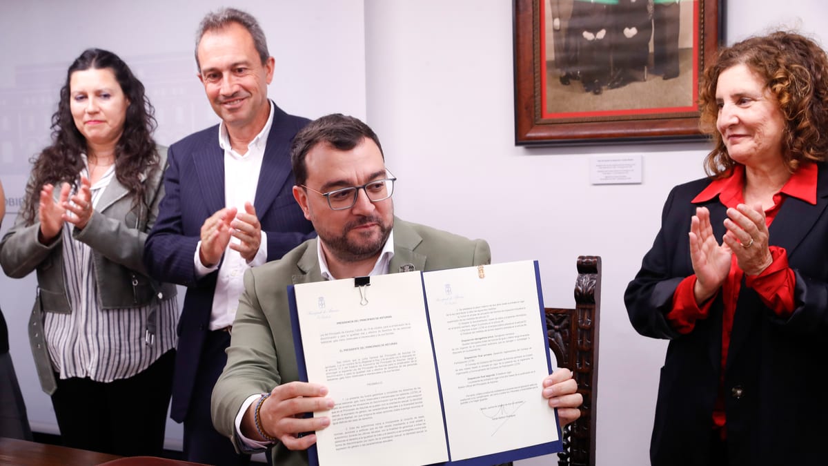 Adrián Barbón, presidente del Principado de Asturias, firma las nuevas leyes de apoyo LGTBI e Infancia y Adolescencia
