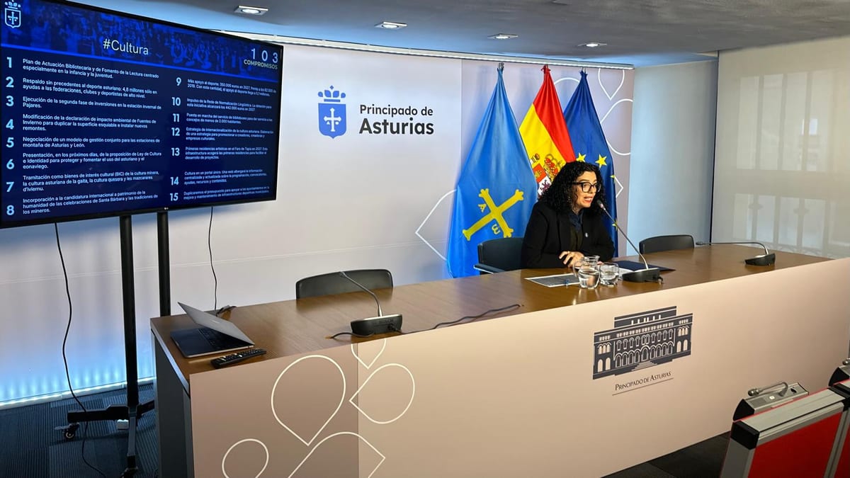 Consejera del Gobierno de Asturias presentando medidas de financiación en deporte y cultura