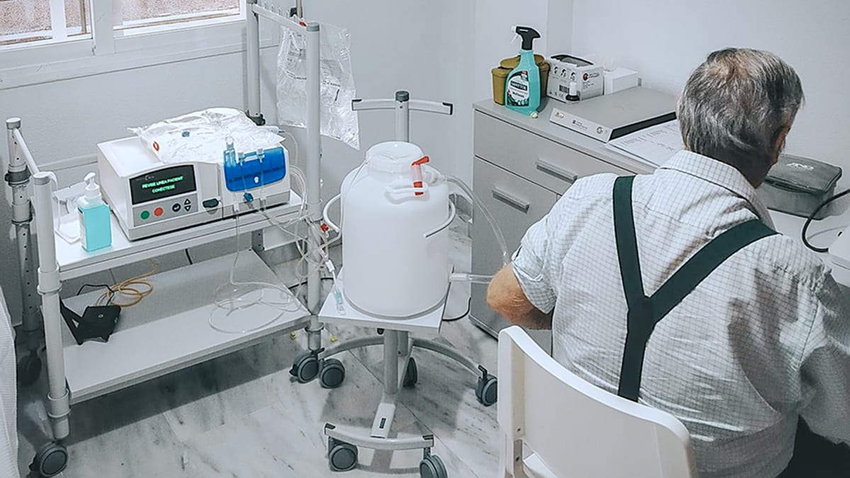 Profesional sanitario en entorno médico realizando seguimiento de paciente
