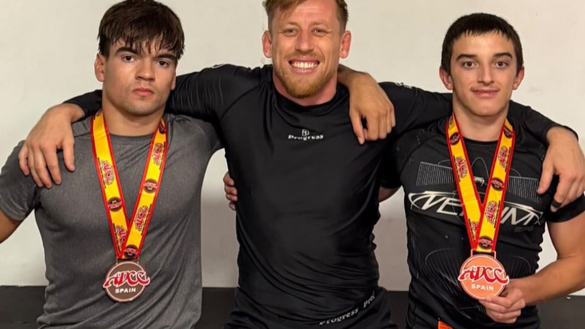 Deportistas del Atenea Bjj Team luciendo sus medallas tras competir en el ADCC Spain Madrid Open