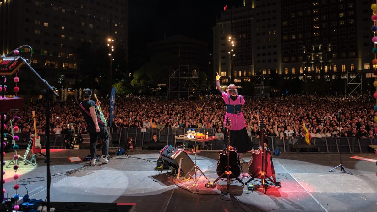 Concierto de Aterciopelados en la Plaza de España durante la noche con múltiples espectadores en el evento de Hispanidad 2026
