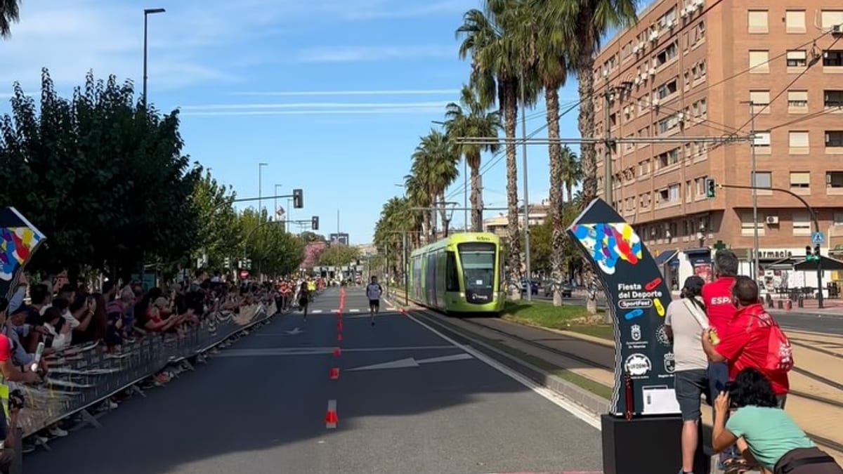 Carrera entre atletas y tranvía durante la Fiesta del Deporte de Murcia