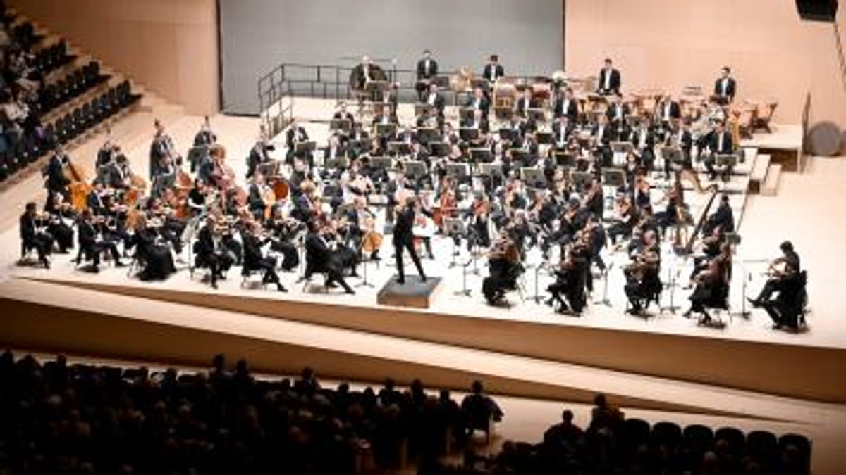 Sir Mark Elder dirigiendo a la Orquestra de la Comunitat Valenciana en el Auditori de Castelló