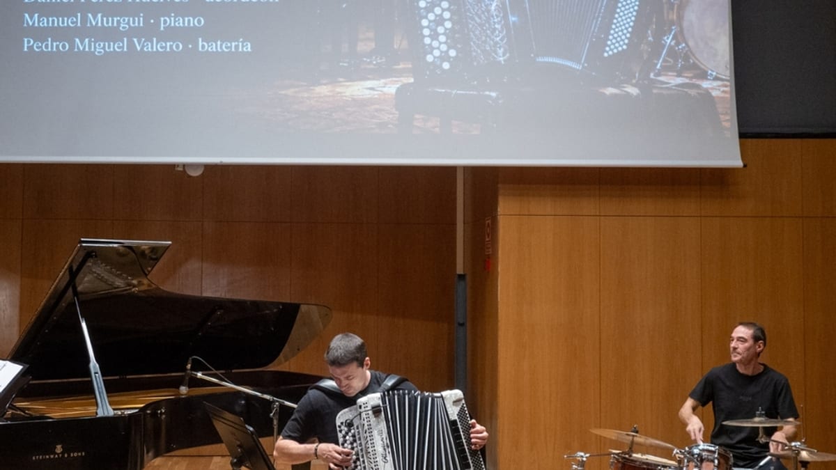 Daniel Pérez Trío actuando en el Auditorio de Cuenca con acordeón, piano y batería