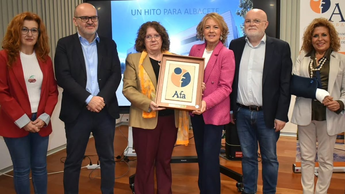 Francisco García, diputado de Sanidad de la Diputación de Albacete, acompaña a AFA en la entrega del XVIII Premio Mnemosine a Aurelia Sánchez