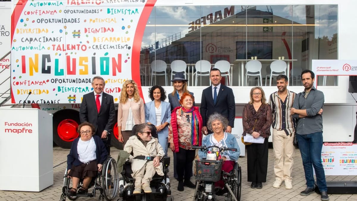 Cartel promocional del proyecto Canvia el filtre con palabras clave sobre inclusión, autonomía, oportunidades y diversidad, con el logo de la Fundación MAPFRE