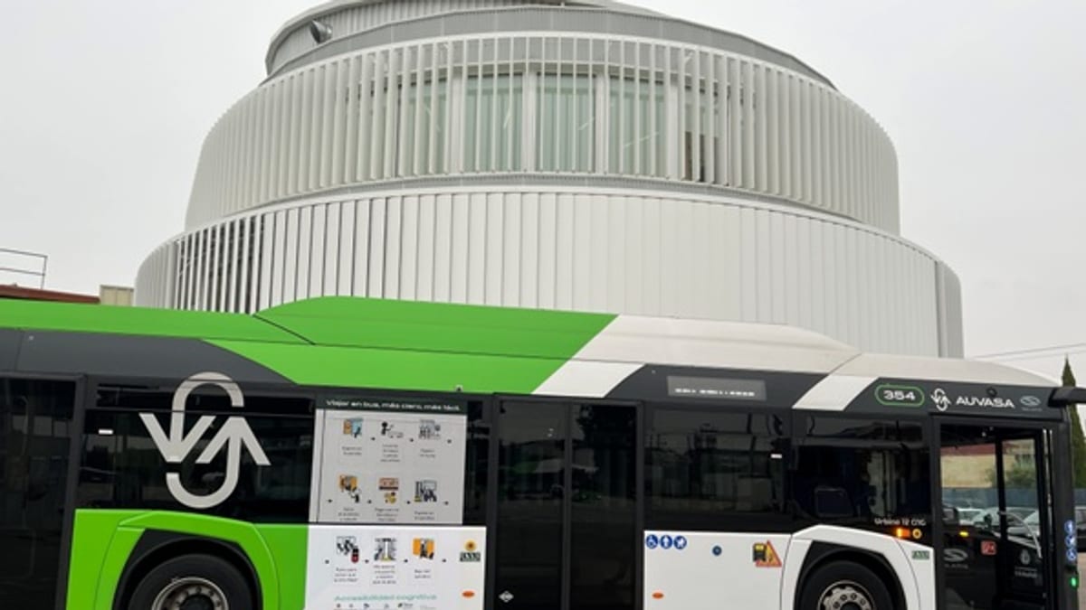 Autobús de AUVASA frente a edificio en polígono industrial de Valladolid