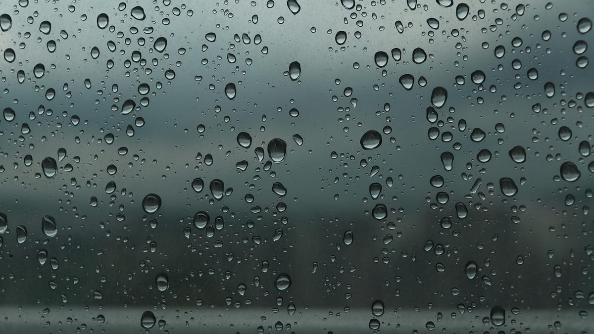 Cartel del Ayuntamiento de Talavera de la Reina informando del aviso naranja por lluvias y tormentas de la AEMET