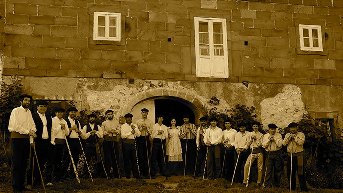 Cartel informativo sobre las ayudas a profesionales para actividades culturales en el medio rural de Cantabria