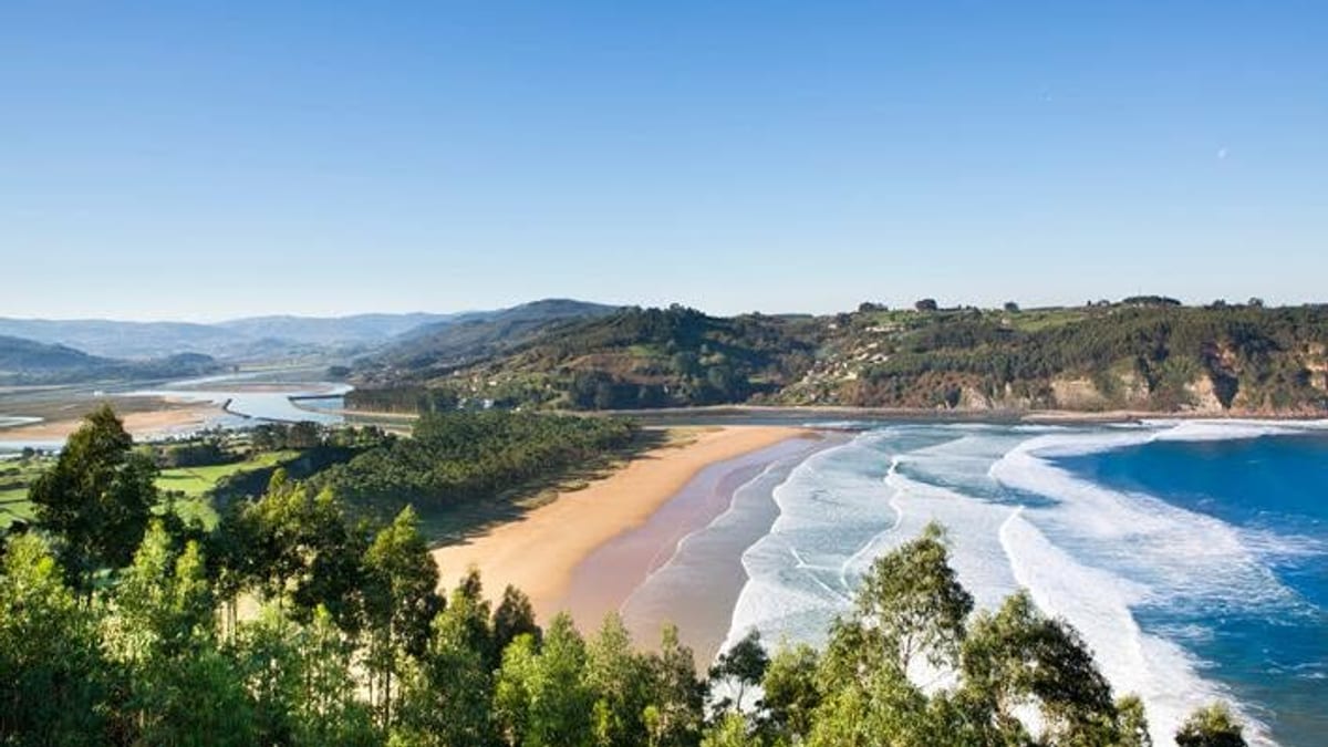 Playa con trabajos de limpieza y mantenimiento en Asturias