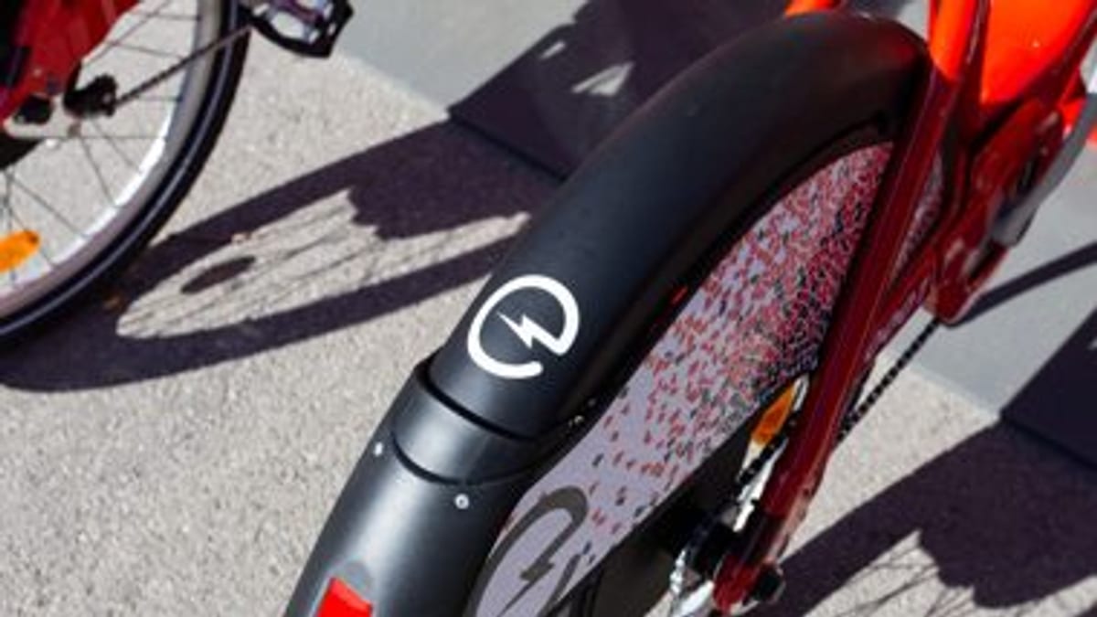 Detalle de la rueda de una bicicleta eléctrica, mostrando que es electrica