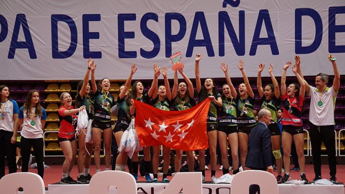 Equipo cadete femenino de voleibol en acción durante un entrenamiento