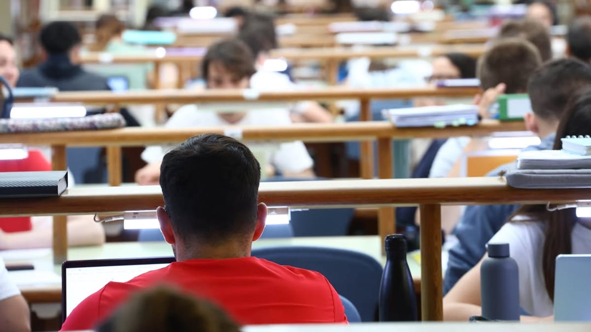 Cartel informativo de la Junta de Castilla y León sobre la ampliación del plazo de solicitud de ayudas a la primera matrícula en universidades públicas