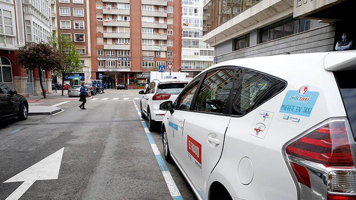 Taxi blanco con distintivo de servicio de taxi en la calle, representando el servicio de transporte urbano