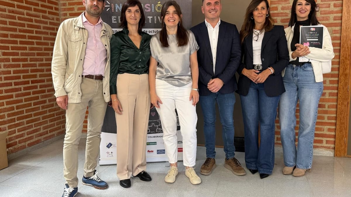 Concejal de Educación y miembros de la corporación municipal en la II Feria de Inclusión Educativa de Castilla-La Mancha