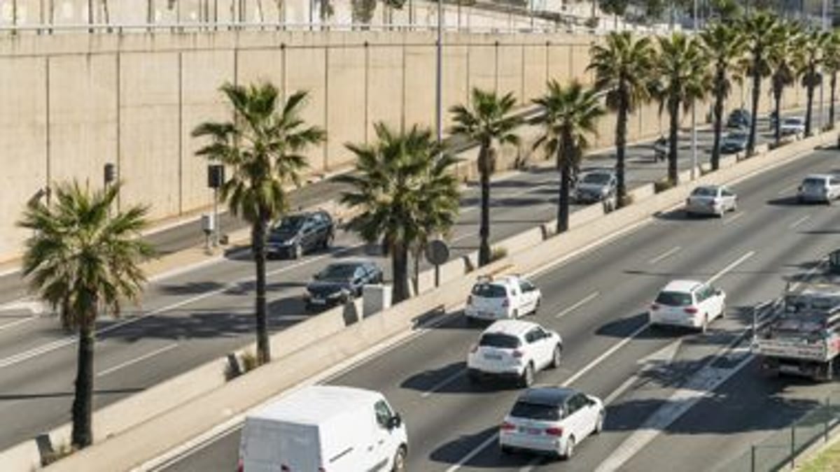 Vehículos circulando por la Ronda del Litoral de Barcelona