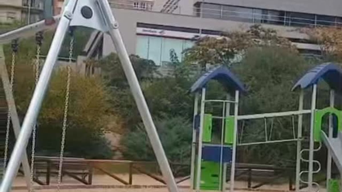 Zona infantil renovada del parque Federico Reaño de Cáceres con nuevos columpios, balancines y estructura de escalada