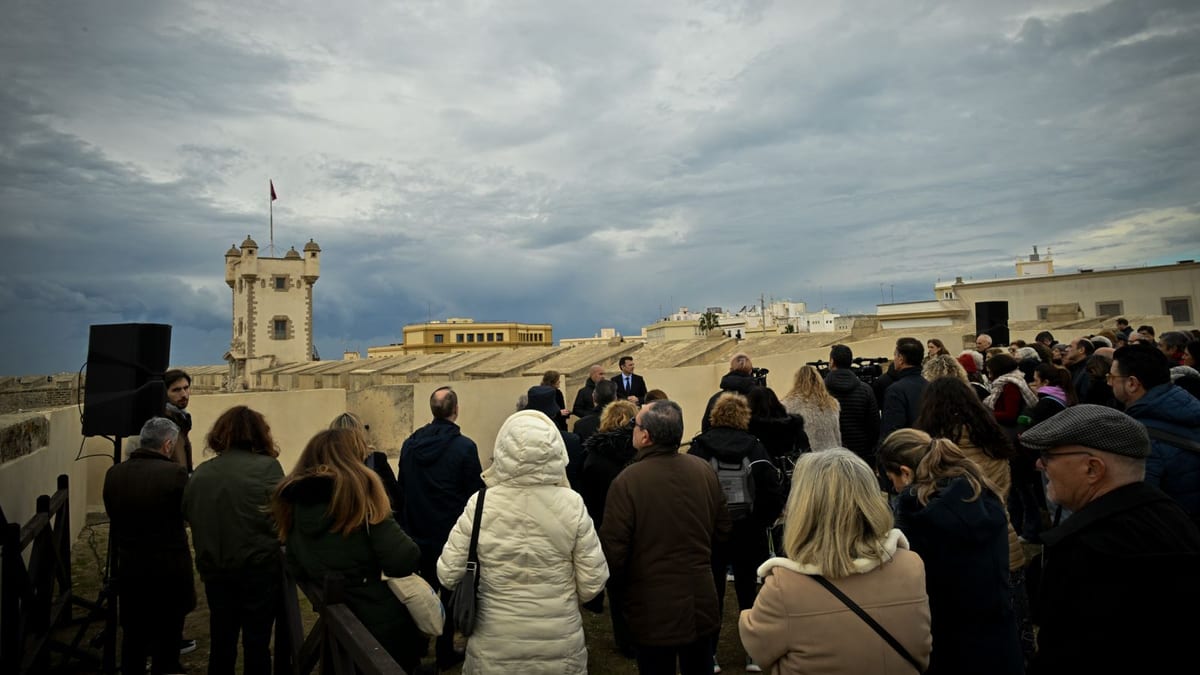 Torreón y paseo superior de la Puerta de Tierra de Cádiz con vistas a la bahía y muralla histórica