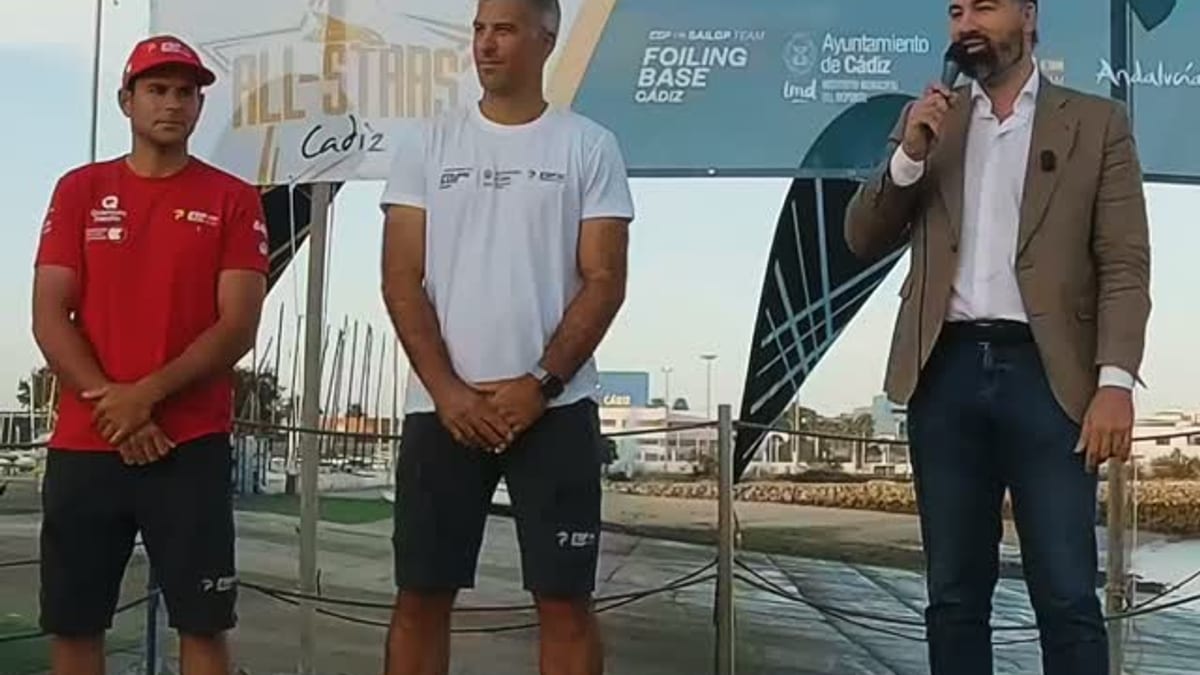 Concejal de Deportes del Ayuntamiento de Cádiz y miembros de Los Gallos del Sail GP España reciben a escolares en los Cádiz Foiling Days
