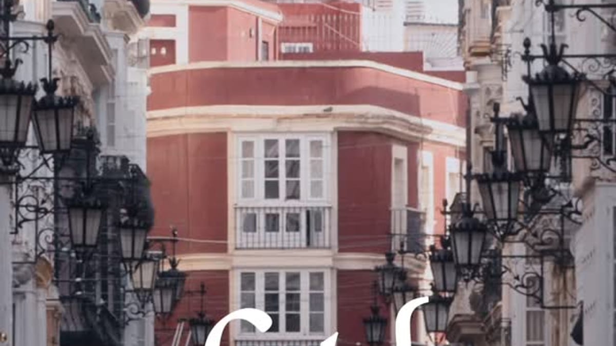 Actuación de artes escénicas en las calles de Cádiz durante el 41 Festival Iberoamericano de Teatro