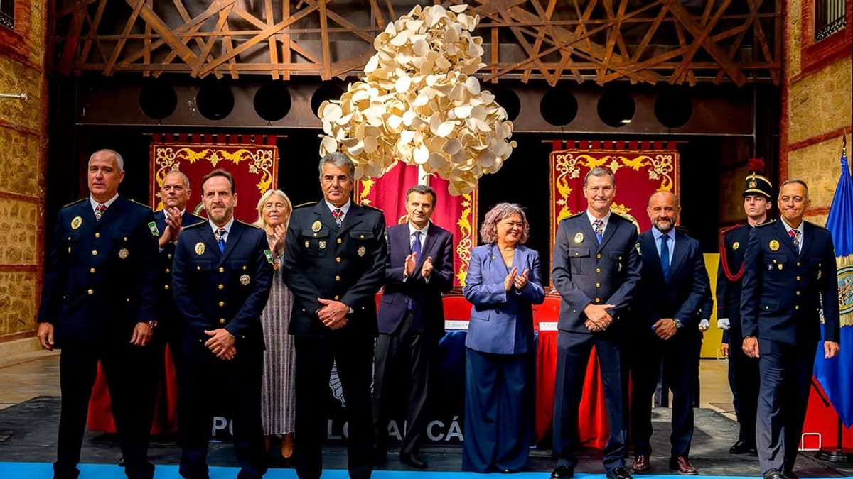 Acto de entrega de distinciones y reconocimientos a miembros de la Permanencia del Ayuntamiento de Cádiz