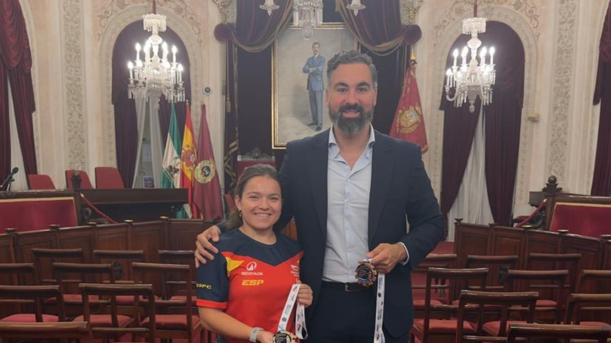 El concejal de Deportes de Cádiz, Carlos Lucero, recibe a la nadadora Aitana Estrada del Club NadaGades en reconocimiento de sus logros europeos