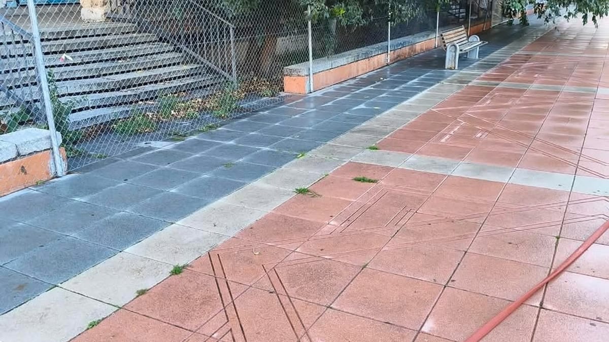 Servicios Municipales de Limpieza realizando la limpieza especial de la Plaza de España en Cuenca