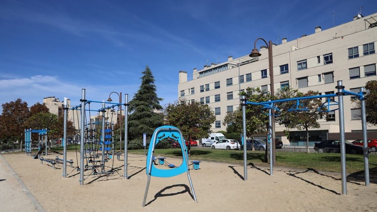 Área de juegos con circuito ninja en el parque después de los trabajos de mejora en Fuenlabrada