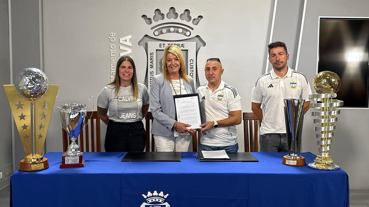 Cartel del Ayuntamiento de Huelva anunciando el patrocinio del Club Deportivo Fútbol Playa Huelva