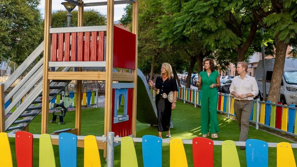 Niños jugando en un área infantil renovada del Ayuntamiento de Huelva