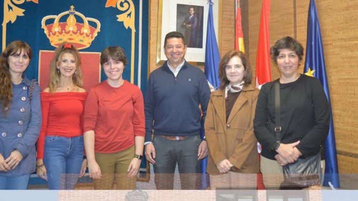 Marta Sanz Pavón recibida en el Salón de Plenos del Ayuntamiento de Humanes de Madrid tras obtener el Premio Extraordinario de Bachillerato