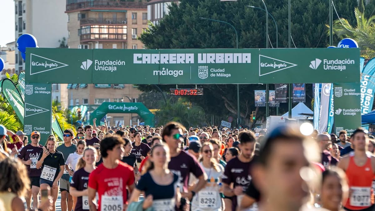 Salida de la 46.ª Carrera Urbana Ciudad de Málaga con presencia de autoridades y representantes de patrocinadores