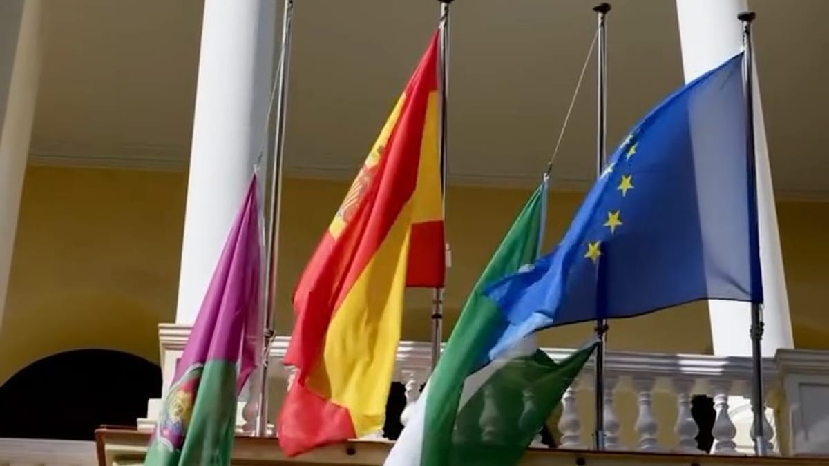 Banderas del Ayuntamiento de Málaga ondeando a media asta en señal de luto oficial