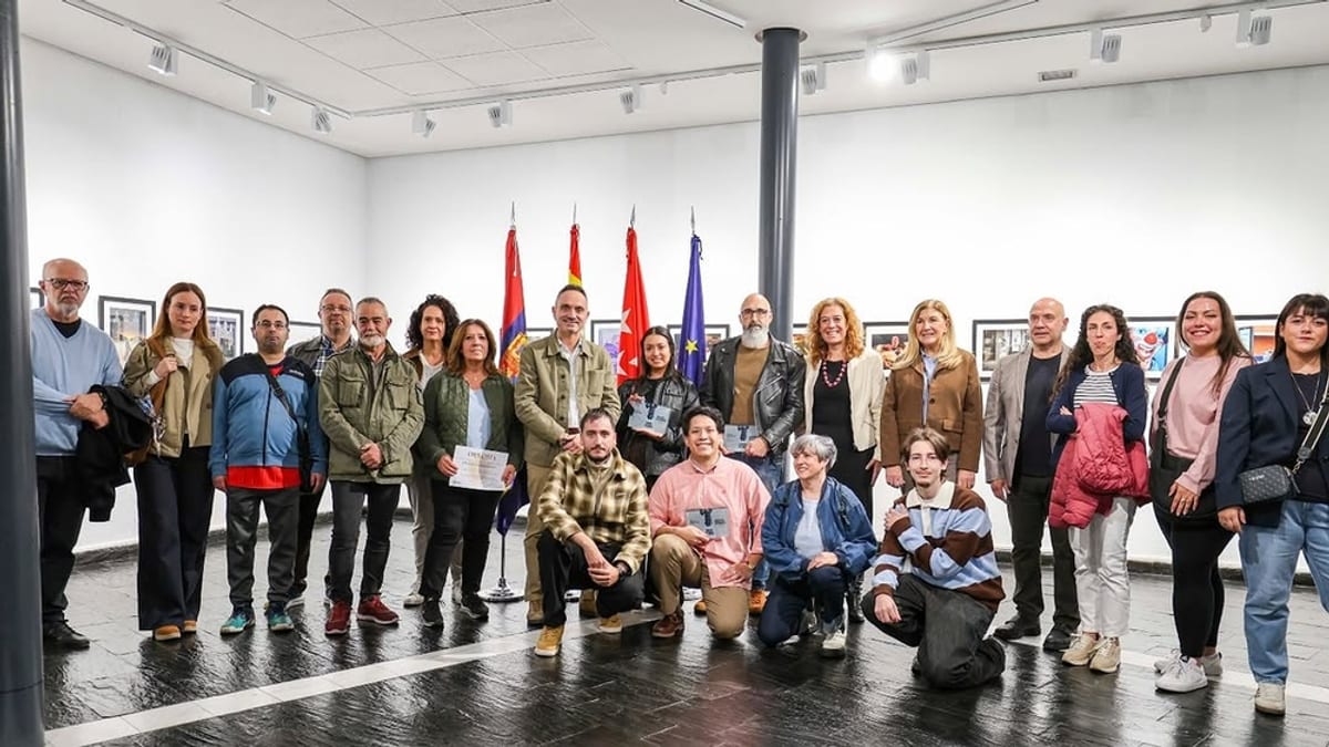 Fotografía ganadora «Barman» de Dana Ruth Delgado con técnica de larga exposición en la XVI edición de los premios de fotografía «Móstoles en fiestas»