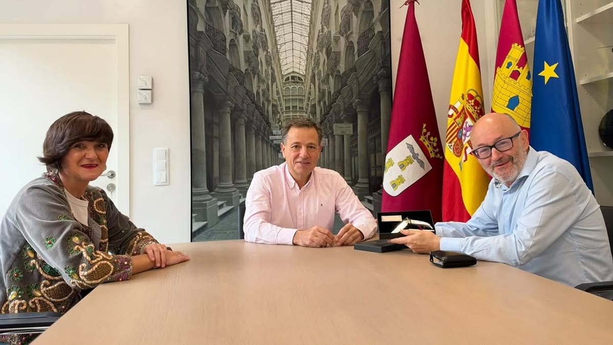 El alcalde de Albacete junto a la concejala de Cultura Elena Serrallé reciben al director del Festival de Cine de San Sebastián José Luis Rebordinos en el Ayuntamiento