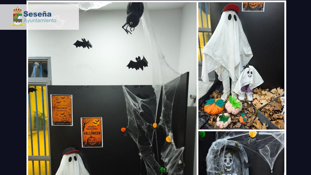Photocall de Halloween en Seseña con decoraciones elaboradas con materiales reciclados, incluyendo fantasmas, murciélagos, telarañas y calabazas temáticas