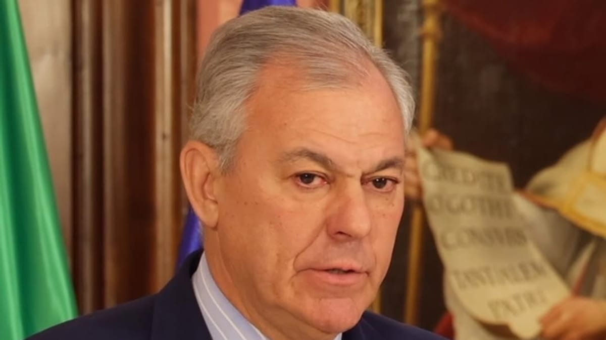 Personal del Ayuntamiento de Sevilla atiende a ciudadanos en la estación de Santa Justa