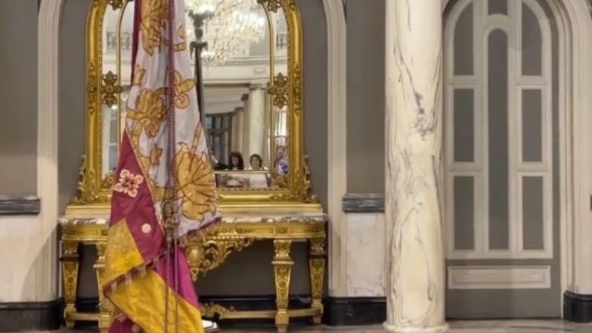 Senyera y espada de Jaime I en el Salón de Cristal de la Casa Consistorial de Valencia con motivo del 9 de Octubre