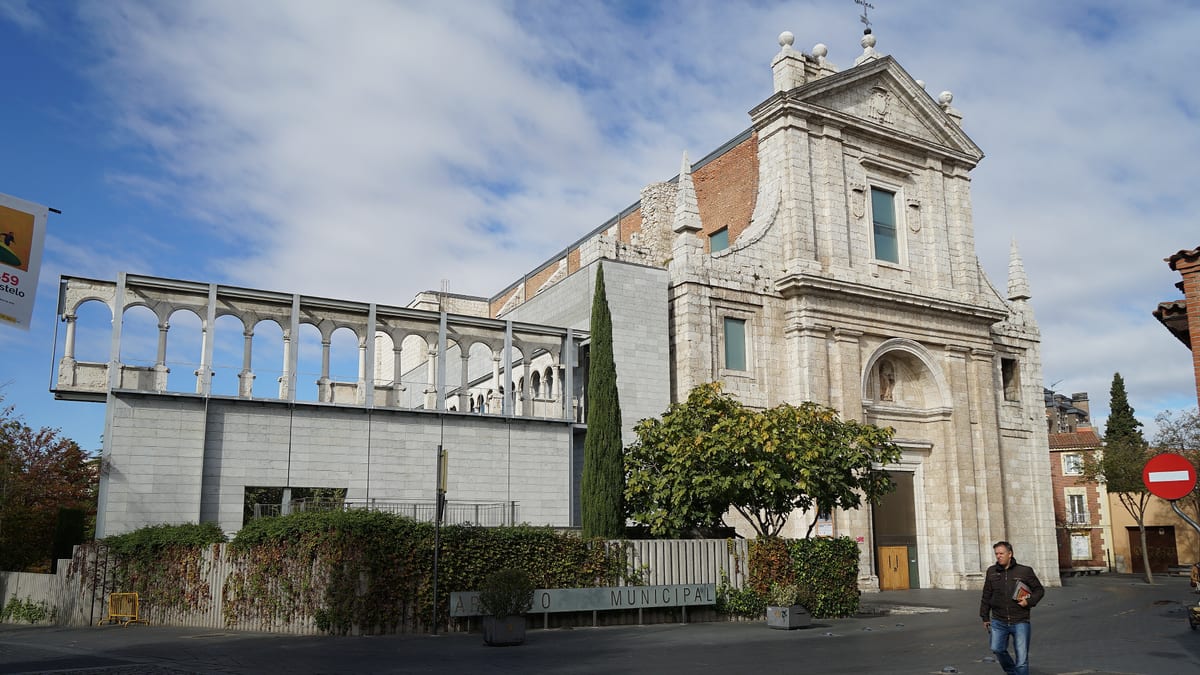 Entrada del Archivo Municipal de Valladolid, una de las seis dependencias municipales que contarán con servicio de vigilancia y protección
