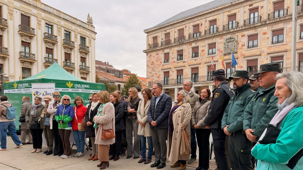 Acto de la Asociación Zamorana de Ayuda Frente al Cáncer en la Plaza de la Constitución de Zamora en apoyo a pacientes oncológicos