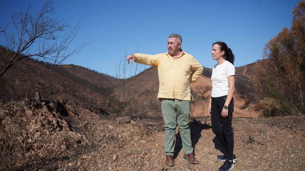 La consejera de Sostenibilidad y Medio Ambiente durante su visita a Aznalcóllar para abordar las actuaciones de emergencia tras el incendio de Niebla