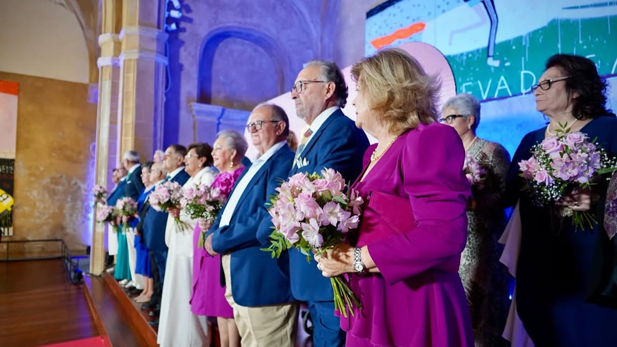 Evento de Bodas de Oro en Badajoz con asistentes en acto formal en Espacio Cultural Santa Catalina