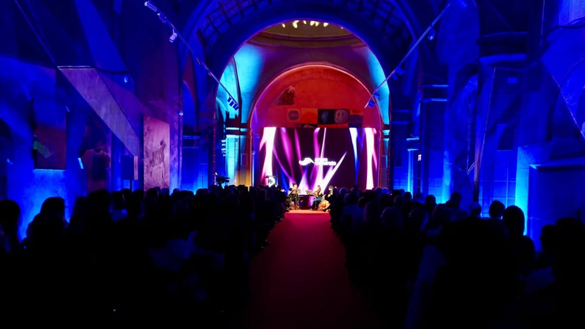 Ceremonia de entrega de los Premios Ciudad Badajoz 2026 en el Espacio Cultural Santa Catalina con iluminación azul y roja