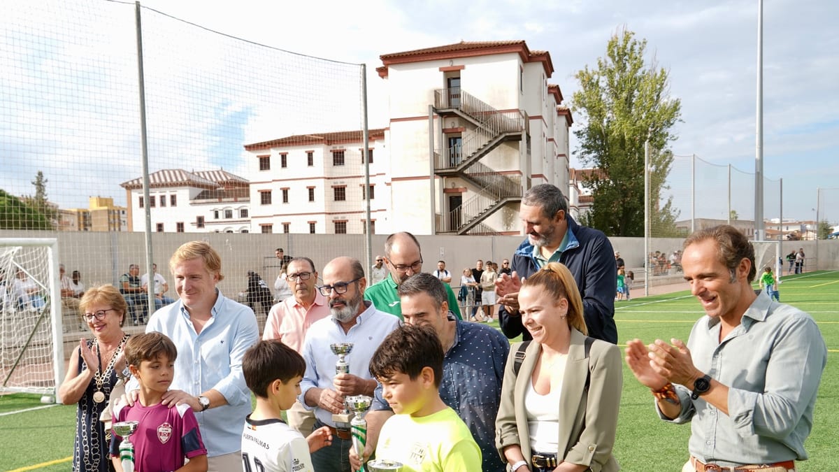Ceremonia de homenaje a Maribel Generelo en los campos municipales Paco Pulido de Badajoz con autoridades y vecinos