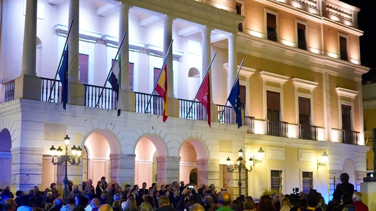 Minuto de silencio en el Ayuntamiento de Badajoz en señal de luto oficial por el accidente ferroviario de Toledo