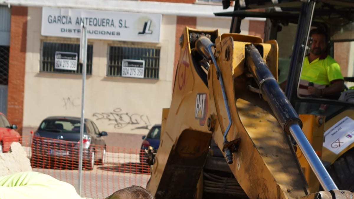 Trabajos de renovación de aceras y estacionamiento en el entorno del CEIP Juan Vázquez de Badajoz