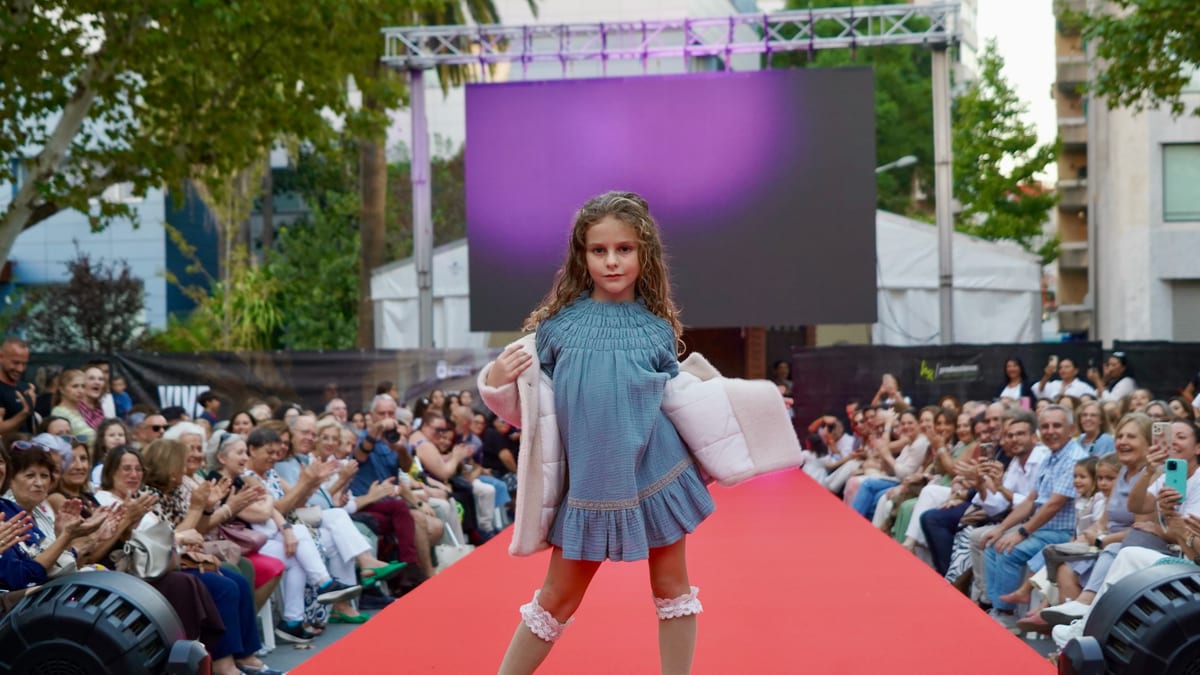 Pasarela de moda 'Vive el Otoño 26/27' en el Paseo de San Francisco de Badajoz con modelos mostrando colecciones de otoño/invierno
