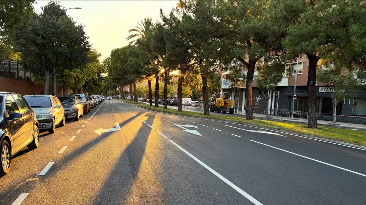 Calle recientemente asfaltada con señalización en Valdepasillas, Badajoz