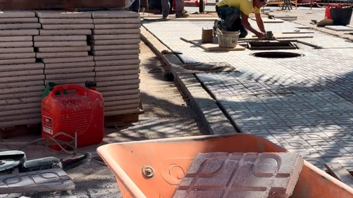 Trabajos de renovación de aceras con sustitución de baldosas y bordillos en el barrio de San Fernando de Badajoz
